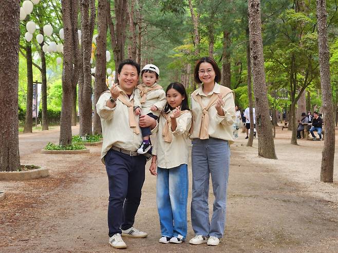 남궁성 베트남친구들선교회 목사와 쩐미융 사모가 6일 강원도 춘천 남이섬에서 자녀들과 함께 가족사진을 촬영하고 있다.