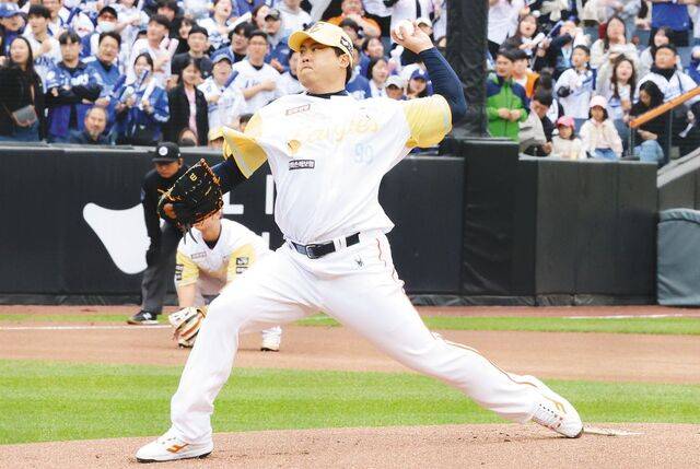 프로야구 한화 이글스의 투수 류현진이 6일 대전 한화생명볼파크에서 열린 2025 KBO리그 삼성 라이온즈와 경기에서 선발로 나서 투구를 하고 있다. 이날 시즌 4승째이자 KBO리그 통산 112승을 거둔 류현진은 한미 통산 190승을 달성했다. 연합뉴스