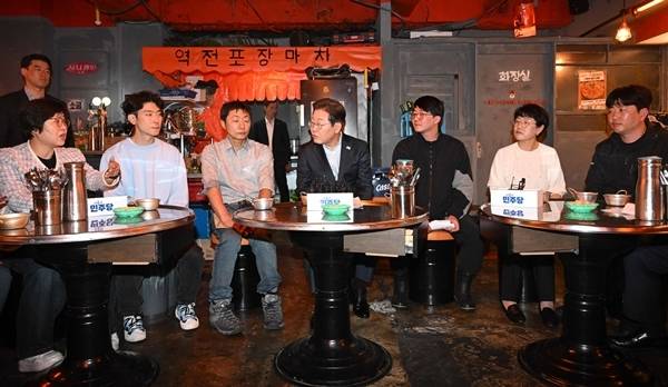 더불어민주당 이재명 대선 후보가 1일 서울 종로구의 한 포차 식당에서 '당신의 하루를 만드는, 보이지 않는 영웅들'이란 주제로 배달 라이더, 택배 기사 등 비(非)전형 노동자들과 간담회에 참석해 노동자들의 발언을 경청하고 있다. 연합뉴스