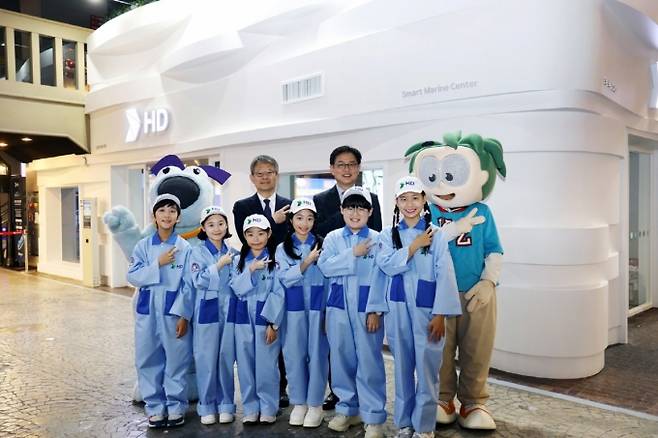 지난 4월 29일 키자니아 부산에서 열린 <스마트 마린 센터> 오픈식에는 HD현대중공업 금석호 부사장(윗줄 좌측에서 두번째)과 키자니아 코리아 강재형 대표이사 (윗줄 우측에서 두번째), 키자니아 어린이의회 의원이 참석해 오픈을 축하했다/사진제공=키자니아 부산