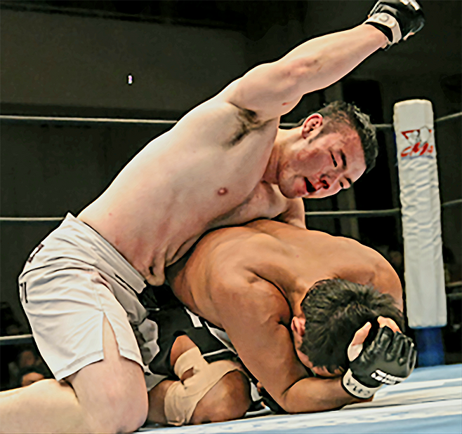 이둘희가 2009년 11월 일본 도쿄 고라쿠엔홀에서 ‘파이트 매트릭스’ 헤비급 세계랭킹 8위 야나기사와 류시를 넘어뜨린 후 해머링 연타를 날리고 있다. 사진=DEEP