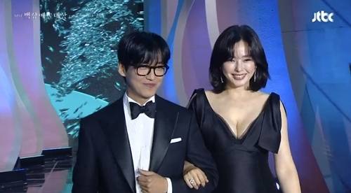 배우 이하늬가 둘째 임신 이후 첫 공식석상에 나서며 백상 무대를 장악했다. 사진=백상예술대상