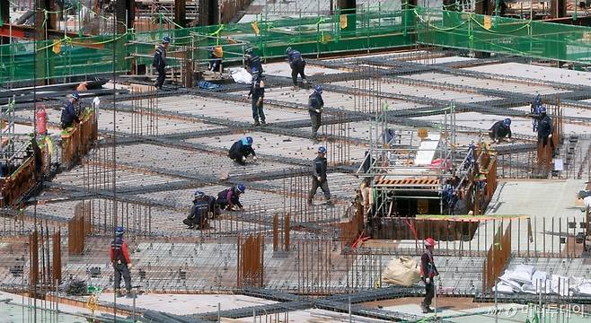 (서울=뉴스1) 김진환 기자 = 근로자의 날을 하루 앞둔 30일 서울 시내 신축 아파트 시공 현장에서 건설노동자들이 작업을 하고 있다. /사진=(서울=뉴스1) 김진환 기자