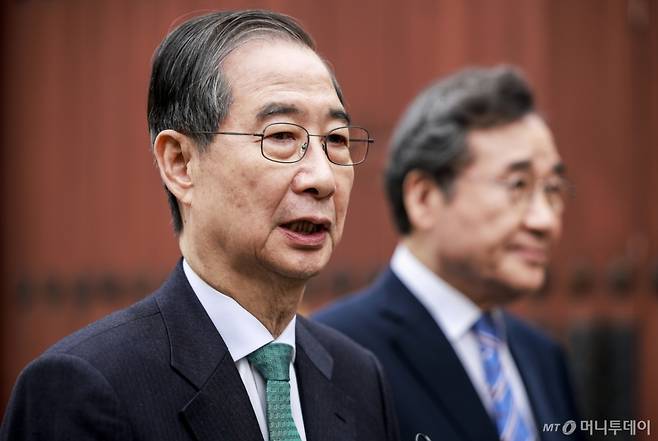 한덕수 무소속 대통령 선거 예비 후보가 6일 서울 중구 달개비 컨퍼런스하우스에서 이낙연 새미래민주당 상임고문이 오찬회동 마친 뒤 취재진에게 입장을 밝히고 있다. 2025.05.06. /사진=뉴시스 /사진=정병혁