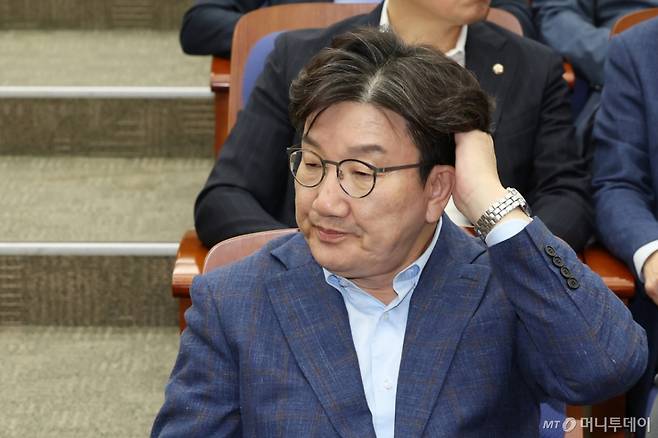 권성동 국민의힘 원내대표가 6일 오후 서울 여의도 국회에서 열린 의원총회에 참석해 생각에 잠겨있다. 2025.5.6/뉴스1 Copyright (C) 뉴스1. All rights reserved. 무단 전재 및 재배포, AI학습 이용 금지.