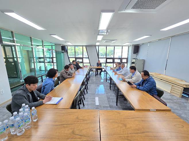 울릉공항 활주로연장 추진위원회는 지난 2일 저동마을권역센터에서 제2차 전체회의를 개최했다. 울릉군 제공
