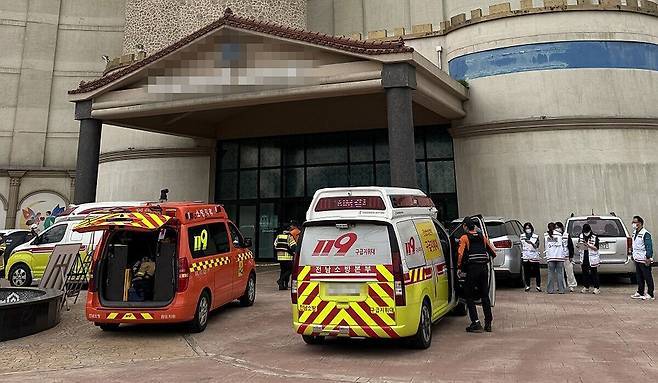 5일 오전 전남 완도군 완도읍 한 리조트에서 숙박객 14명이 두통과 어지럼증 등 가스중독 증상을 보여 119구급대가 환자 이송을 준비하고 있다. 경찰과 소방 당국은 일산화탄소 중독에 의한 사고인 것으로 보고 정확한 경위를 조사 중이다. 연합뉴스