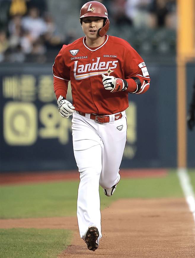 SSG 최정이 부상 복귀전이었던 지난 2일 서울 잠실구장에서 열린 2025 KBO리그 LG와 원정 경기 1회 투런 홈런을 날린 뒤 홈으로 들어오고 있다. 뉴시스