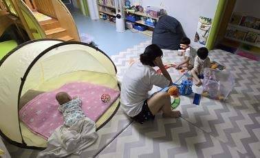 서울 노원구 영유아 전용 학대피해아동쉼터 보육사가 지난해 여름밤 영유아 아이들을 돌보고 있다. 노원구 제공