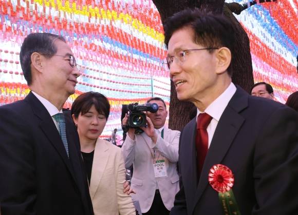 봉축법요식 뒤 인사하는 김문수 대선 후보와 한덕수 대선 예비후보 - 국민의힘 김문수 대선 후보(오른쪽)와 무소속 한덕수 대선 예비후보가 5일 서울 종로구 조계사에서 열린 불기 2569년 부처님오신날 봉축법요식을 마치며 인사 뒤 행사장을 떠나고 있다. 2025.5.5 연합뉴스