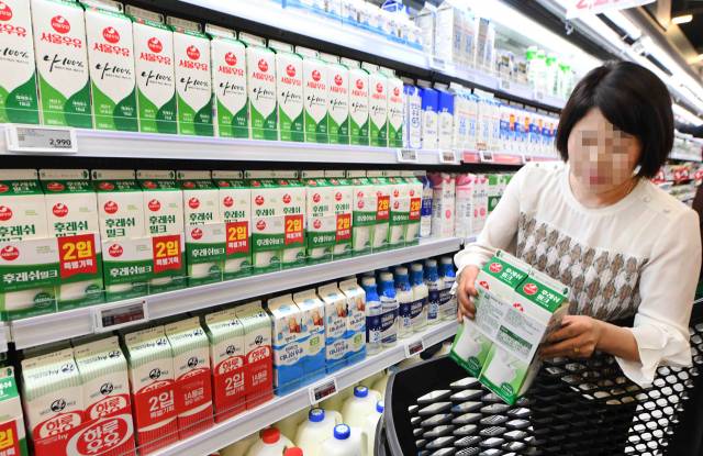 홈플러스 메가푸드마켓 강서점에서 고객이 서울우유 제품을 들고 있다. 사진 제공=홈플러스