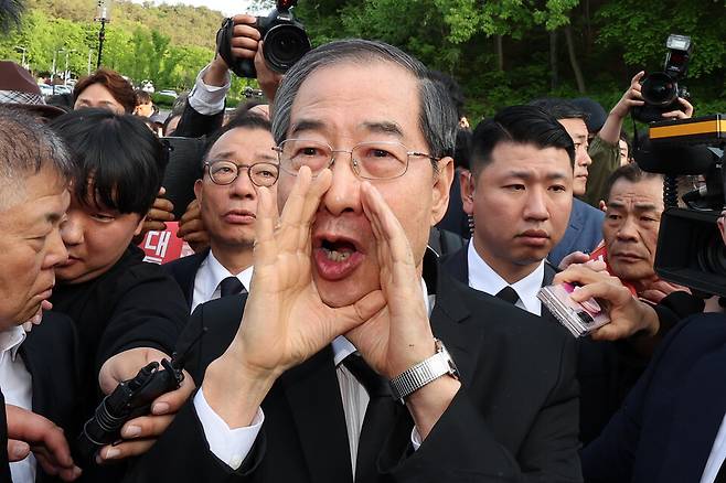 지난 2일 오후 광주 북구 국립 5·18민주묘지를 방문한 한덕수 전 총리가 광주비상행동 등 시민·사회단체 관계자들의 반발에 가로막히자 참배길을 열어줄 것을 호소하고 있다. ⓒ연합뉴스