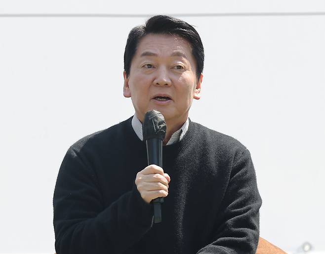 안철수 국민의힘 의원이 4월25일 경기도 성남시 판교역 앞 광장에서 이준석 개혁신당 대선 후보와 함께 주최한 인공지능(AI) 관련 '미래를 여는 단비토크'에서 발언하고 있다. ⓒ연합뉴스