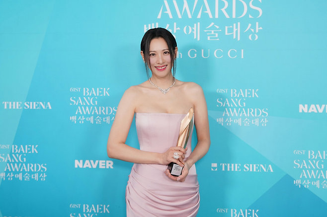 수현. 사람엔터테인먼트, 백상예술대상