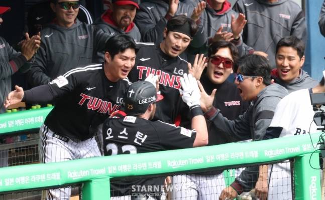 2025 신한 SOL Bank KBO리그 두산 베어스 대 LG 트윈스 경기가 6일 잠실야구장에서 열렸다. LG 오스틴(아래쪽)이 6회초 무사 1,2루에서 좌중월 3점 홈런을 날리고 홈인한 후 동료들의 환영을 받고 있다. /사진=김진경 대기자