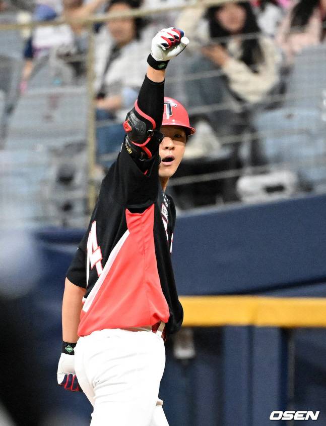 KIA 김규성이 6일 키움전 8회초 결승타를 날리고 기뻐하고 있다.