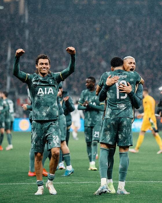 유로파리그 4강 진출이 확정된 뒤 토트넘 홋스퍼 원정팬들에게 인사하는 선수들. /사진=토트넘 공식 사회관계망서비스(SNS) 갈무리