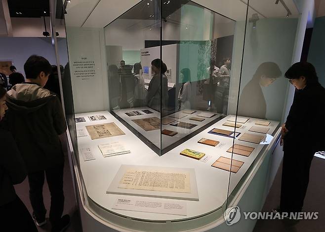 대한민국역사박물관, '기록, 메모리 오브 유' 전시 개최 (서울=연합뉴스) 이재희 기자 = 4월 30일 서울 종로구 대한민국역사박물관에서 열린 광복 80주년 특별전 '기록, 메모리 오브 유'(Memory of you)에서 취재진이 전시를 둘러보고 있다.