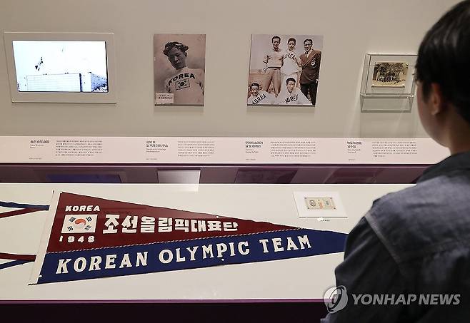 런던 올림픽에 사용된 '코리아' 삼각기 (서울=연합뉴스) 이재희 기자 = 4월 30일 서울 종로구 대한민국역사박물관에서 열린 광복 80주년 특별전 '기록, 메모리 오브 유'(Memory of you)에 1948년 런던 올림픽 출전 당시 사용한 코리아라고 쓰인 삼각기가 전시돼 있다.