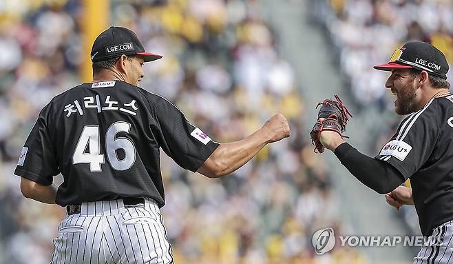 LG 치리노스 깔끔하게 7회 마무리 (서울=연합뉴스) 황광모 기자 = 6일 서울 송파구 잠실야구장에서 열린 2025 프로야구 LG와 두산의 경기. LG 선발 치리노스가 7회말 2사 주자 2루에서 두산 타자 오명진의 땅볼을 직접 아웃처리 한 뒤 오스틴과 하이파이브를 하고 있다. 2025.5.6 hkmpooh@yna.co.kr