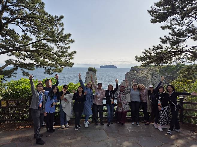 2025 아시아·태평양 경제협력체(APEC) 국제회의 참석자들이 제주의 독보적인 자연환경을 만끽하고 있다. 사진=제주도 제공