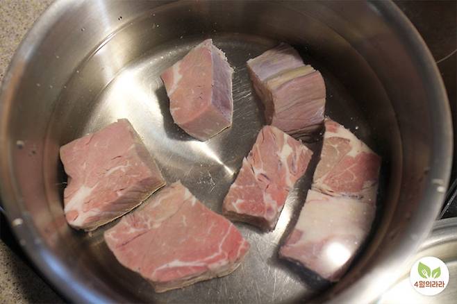물에 담긴 소고기덩어리