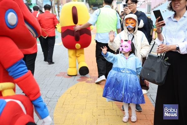 지난 3일 인천시 중구가 마련한 '2025년 송월동 동화마을 어린이 축제'에서 어린이들이 축제를 즐기고 있다. ⓒ육아방송