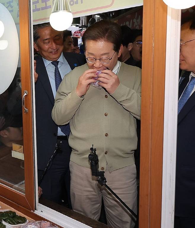 더불어민주당 이재명 대선 후보가 ‘골목골목 경청투어:국토종주편’에 나선 6일 충북 영동군 영동전통시장의 한 떡집에서 떡을 사먹고 있다.(사진=연합뉴스)