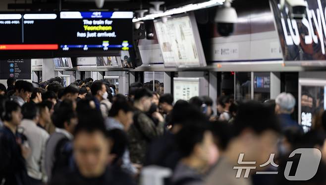 서울 시내버스노조가 준법운행을 재개한 7일 서울 중구 지하철 서울역에서 승객들이 열차를 기다리고 있다. 2025.5.7/뉴스1 ⓒ News1 이승배 기자