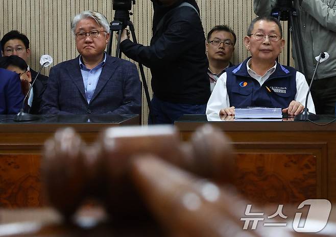 김정환 서울시버스운송사업조합 이사장(왼쪽)과 박점곤 전국자동차노동조합연맹 서울시버스노동조합 위원장이 29일 오후 서울 영등포구 서울지방노동위원회에서 열린 서울 시내버스 노사 조정 회의에 참석해 있다. 이날 합의에 이르지 못하면 서울 시내버스 노조는 30일 첫 차부터 준법투쟁과 파업 등 쟁의 행위에 돌입한다. (공동취재) 2025.4.29/뉴스1 ⓒ News1 이승배 기자