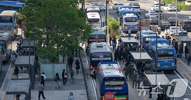 서울 시내버스노조가 준법운행을 재개한 7일 서울 중구 서울역 버스정류장에 버스가 정차하고 있다. 2025.5.7/뉴스1 ⓒ News1 이승배 기자