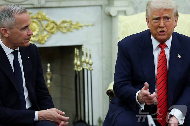 도널드 트럼프 미국 대통령이 6일(현지시간) 미국 워싱턴DC 백악관 집무실에서 마크 카니 캐나다 총리와의 본격적인 회담에 앞서 발언하고 있다. ⓒ 로이터=뉴스1 ⓒ News1 류정민 특파원