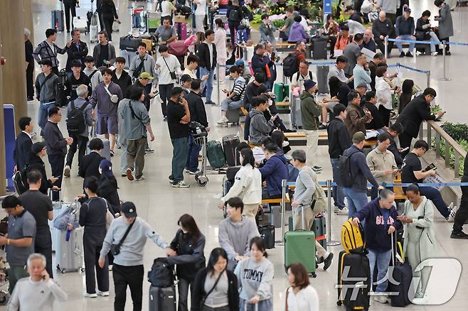 인천국제공항 제1터미널 입국장이 여행을 마치고 일상으로 돌아가려는 이용객들로 붐비고 있다. 2025.5.6/뉴스1 ⓒ News1 장수영 기자