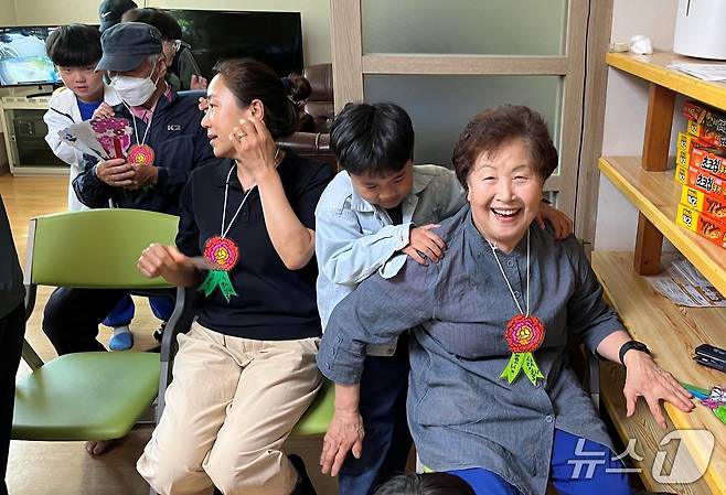 충북 진천 백곡초등학교 어린이들이 어버이날을 하루 앞둔 7일 지역 노인회와 경로당을 찾아 어깨 주물러드리기 등의 활동을 하고 있다.(진천교육지원청 제공)/뉴스1