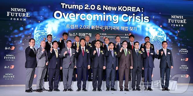 7일 서울 여의도 페어몬트 호텔에서 열린 뉴스1 미래포럼에서 참석자들이 기념촬영을 하고 있다. 앞줄 왼쪽부터 최형두 국민의힘 의원, 트로이 스탠거론 월슨센터 한국센터장, 김현욱 세종연구소장, 랜달 슈라이버 전 미국 국방부 동아시아태평양 담당 차관보, 오세훈 서울시장, 유상임 과학기술정보통신부 장관, 이영섭 뉴스1 대표이사, 우원식 국회의장, 박찬대 더불어민주당 상임 총괄선대위원장 겸 당대표 직무대행, 김건 국회 외통위 간사, 석종건 방위사업청장. 2025.5.7/뉴스1 ⓒ News1 김진환 기자