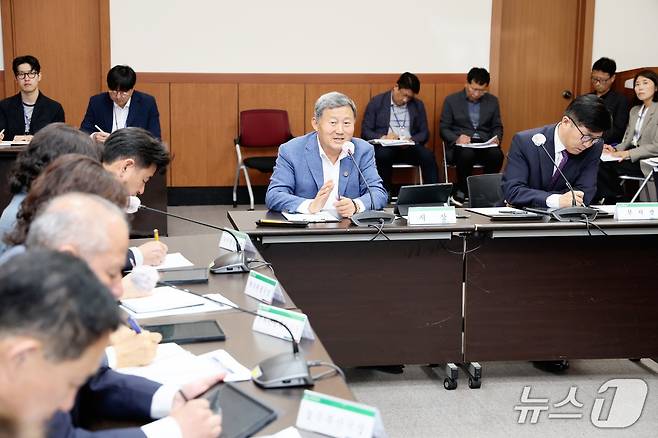 김완근 제주시장이 7일 간부회의를 주재하고 있다.(제주시 제공. 재판매 및 DB 금지)/뉴스1