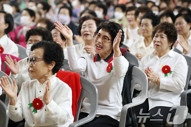 어버이날을 하루 앞둔 7일 오전 대구 달서구 신당체육센터에서 열린 '어버이날 기념 효(孝) 경로잔치'를 찾은 어르신들이 손뼉을 치며 축하공연을 즐기고 있다. 2025.5.7/뉴스1 ⓒ News1 공정식 기자