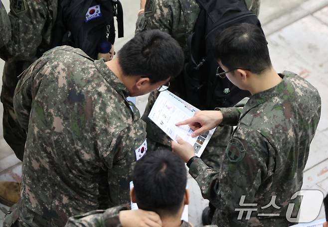 7일 경기 고양시 킨텍스에서 열린 국군장병 취업박람회에서 장병들이 안내 책자를 보고 있다. 2025.5.7/뉴스1 ⓒ News1 허경 기자