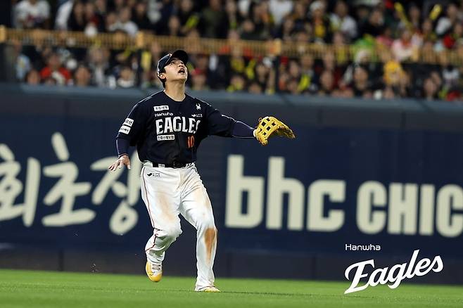 한화 이진영이 2일 광주-기아 챔피언스 필드에서 열린 2025 KBO리그 정규시즌 KIA전서 수비하고 있다. 사진 | 한화 이글스