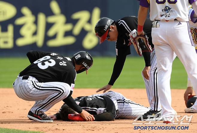 내야 땅볼 때 병살을 피하기 위해 2루를 향해 달리던 오스틴이 수비와 충돌 후 쓰러졌다.