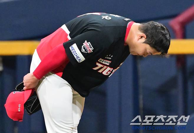 6일 고척돔에서 열린 KBO리그 키움과 KIA의 경기. 8회 투구를 마치고 키움 팬들에게 인사를 하는 KIA 조상우. 고척=송정헌 기자songs@sportschosun.com/2025.05.06/