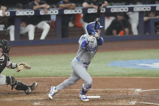 LA 다저스 김혜성이 7일(한국시각) 론디포파크에서 열린 마이애미 말린스전에서 5회초 중전안타를 터뜨리고 있다. AP연합뉴스
