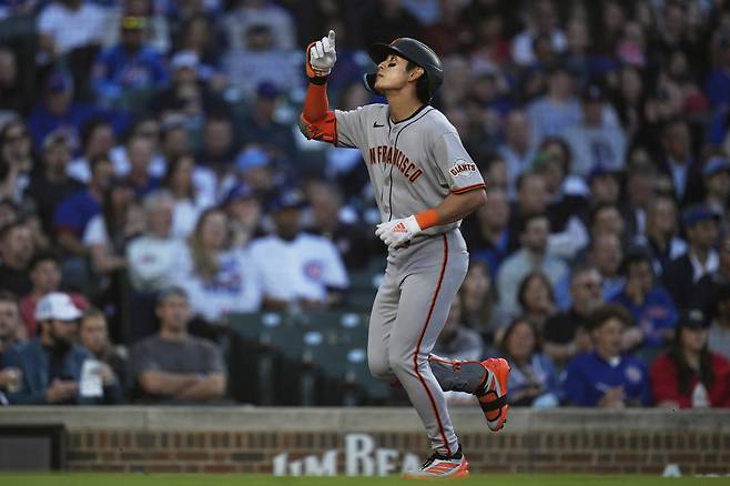 San Francisco Giants' Jung Hoo Lee (51) points up as he runs the bases after hitting a two-run home run during the third inning of a baseball game against the Chicago Cubs, Tuesday, May 6, 2025, in Chicago. (AP Photo/Erin Hooley)
<저작권자(c) 연합뉴스, 무단 전재-재배포, AI 학습 및 활용 금지>