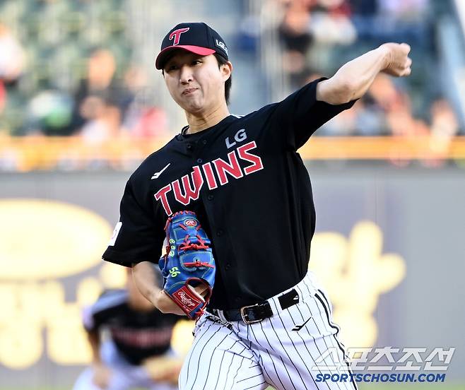 7일 잠실야구장에서 열린 LG와 두산의 경기, LG 선발투수 최채흥이 역투하고 있다. 잠실=허상욱 기자wook@sportschosun.com/2025.05.07/