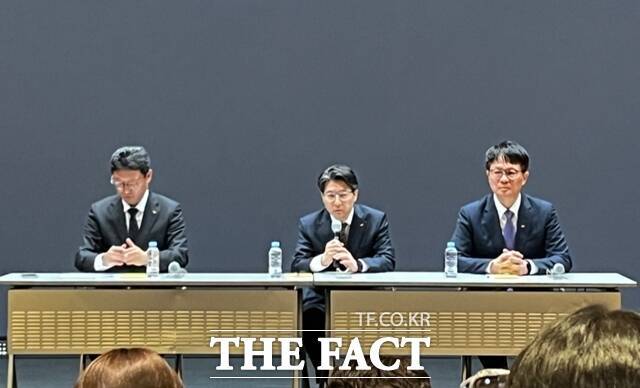 김희섭 SK텔레콤 PR센터장(왼쪽부터), 임봉호 MNO사업부장, 류정환 네트워크인프라센터장이 7일 오전 서울 중구 T타워에서 열린 유심 해킹 사건 관련 브리핑에서 취재진의 질문에 답하고 있다. /조소현 기자