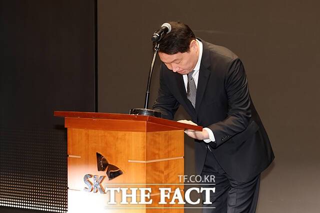 최태원 SK그룹 회장이 7일 오전 서울 중구 T타워에서 유심 해킹 사고와 관련해 대국민 사과를 하고 있다. /남윤호 기자