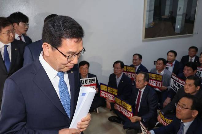 행안위 회의장 들어서는 신정훈 위원장 (서울=연합뉴스) 김주성 기자 = 7일 국회 행정안전위원회 신정훈 위원장이 공직선거법 개정안 단독 처리에 반대하며 구호를 외치는 국민의힘 의원들 앞을 지나 행안위 회의장으로 들어가고 있다. 2025.5.7 utzza@yna.co.kr(끝)<저작권자(c) 연합뉴스, 무단 전재-재배포, AI 학습 및 활용 금지>