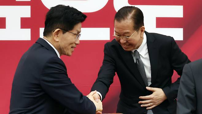 국민의힘 권영세 비대위원장과 김문수 대선 후보가 4일 서울 여의도 국회에서 열린 선거대책위원회에서 인사를 나누고 있다. 두 사람은 단일화 문제를 놓고 6일 정면 충돌했다. /뉴시스