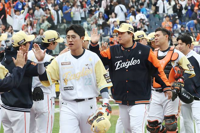 채은성(앞줄 왼쪽부터)과 류현진 등 프로야구 한화 선수들이 6일 대전 한화생명볼파크에서 열린 삼성전을 승리로 마친 뒤 기쁨을 만끽하고 있다. 한화는 8연승을 달리며 공동 1위를 지켰다. /뉴스1