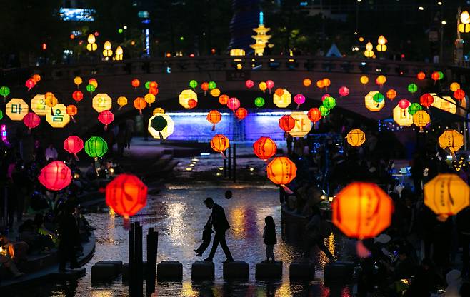 2025년 4월 25일 서울 종로구 청계천에서 불기 2569년(2025년) 부처님오신날(5월 5일)을 앞두고 연등이 걸려 있다. 대한불교조계종은 26일부터 이틀 동안 서울 동국대학교와 조계사 등에서 연등회를 연다. 종로 일대에서는 26일 오후 6시부터 9시 30분까지 불교 신도들과 시민 약 5만 명이 연등 행진을 한다. /장련성 기자